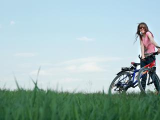 обои Радость девушки на поле с велосипедом фото