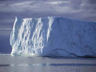 обои Айсберг на арктических просторах фото