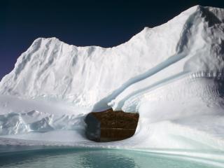 обои Вид берега через окно айсберга фото