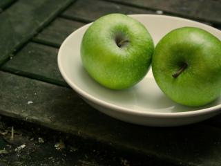 обои Яблоки на тарелке в подвале фото
