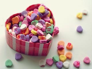 обои Сердце с разноцветными конфетками фото
