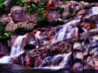 обои Водопад на багровых в свете восхода камнях фото