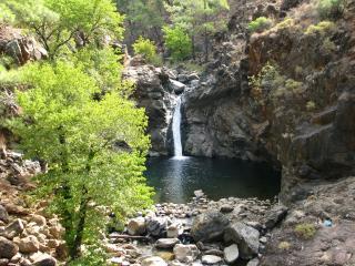 обои Маленький водопад и пруд среди скал фото