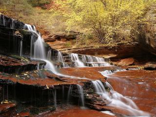 обои Осень и ступенчатый водопад в лесу фото