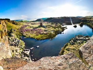 обои Водоем у камней фото