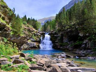 обои Ступенчатый водопад на горной речке фото