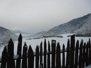 обои для рабочего стола: Зимний пейзаж в горах грузии