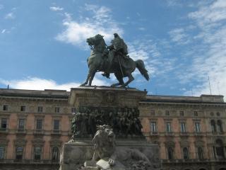 обои Памятники милана на центральной площади фото