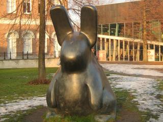 обои Скульптура зайца из металла фото