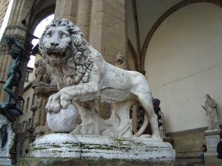 обои Скульптура льва у коллоны здания фото