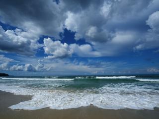 обои Мягкий морской прибой и облачное небо фото