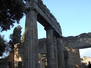 обои Тысячелетние колонны Помпея фото