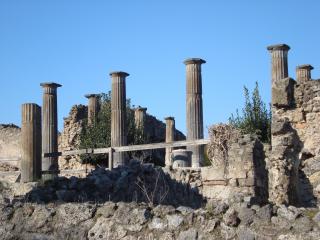 обои Уцелевшие колонны Помпея фото