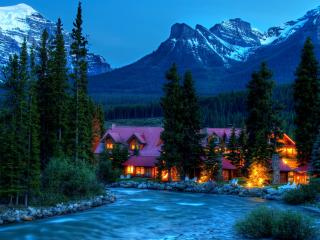 обои Особняк у реки в горах,   вечер,   манящие светом окна фото