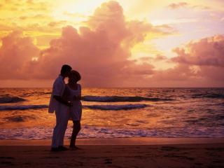 обои Влюбленная пара на ночном пляже фото