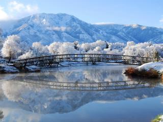 обои Мост через пруд,   день в горах фото
