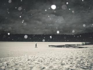 обои для рабочего стола: Прогулка по зимнему озеру