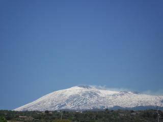 обои для рабочего стола: Дымящий вулкан Этна
