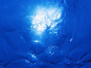 обои Солнечный блик на голубой воде фото