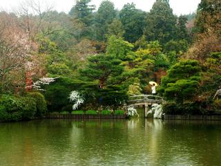 обои для рабочего стола: Японский парк с водоемом и мостиком