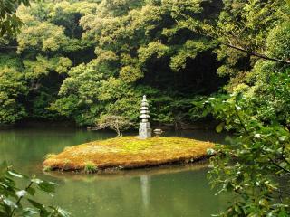 обои Островок со скульптурой в японском парке фото