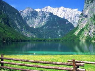 обои Озеро среди горных вершин фото