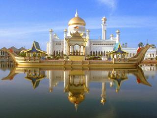 обои Красивая мечеть с золотым куполом фото