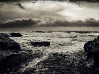 обои Черно-белое фото моря ,   скал и пасмурного неба фото