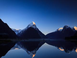 обои Горные вершины в зеркальном отображении реки фото