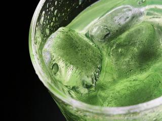 обои Зеленый коктейль со льдом в стакане фото