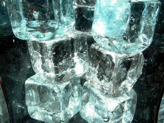 обои Тающие кубики льда фото