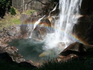 обои Радужный водопад со скалы фото
