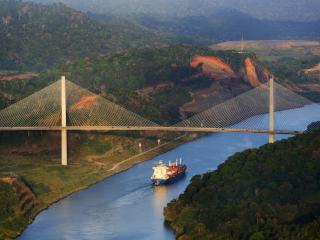 обои Панорамный вид моста через судоходную реку фото