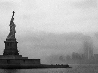 обои Статуя Свободы. Нью-Йорк. США. Черно-белый снимок фото