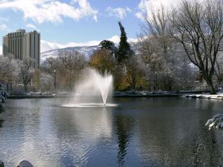 обои Зимний фонтан в городе фото