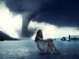 обои Девушка в легком платье на фоне торнадо фото
