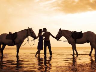 обои Молодые влюбленные с лошадьми фото