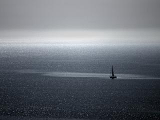 обои Одинокий парусник в море фото