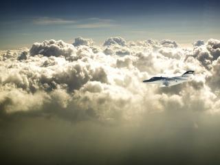 обои Самолет над облаками густыми фото