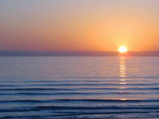 обои Восход солнца над синим морем фото