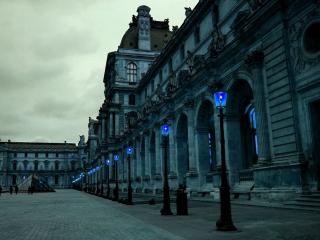 обои Голубые фонари у архитектурного здания на площади фото