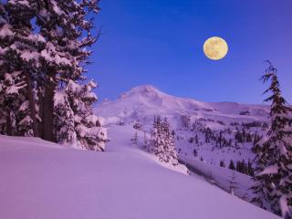 обои Большая луна над заснеженными горами фото