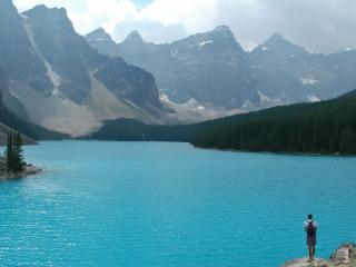 обои Голубое озеро между гор фото
