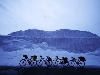 обои Велосипеды у заснеженных гор фото