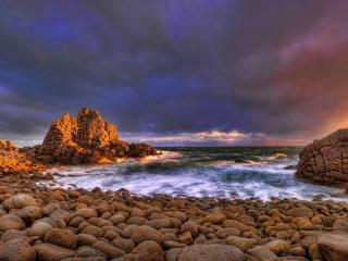 обои Камни  у берега морского на фоне хмурого заката фото