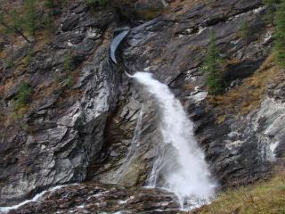 обои Мрачные скалы и водопад фото