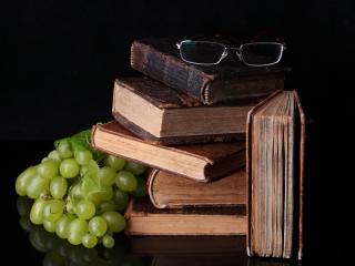 обои Очки на старых книгах и виноград на черном фоне фото