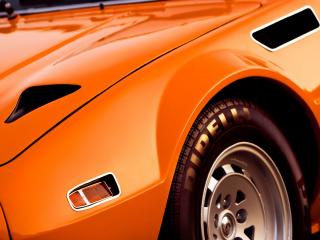 обои Оранжевое крыло автомобиля фото