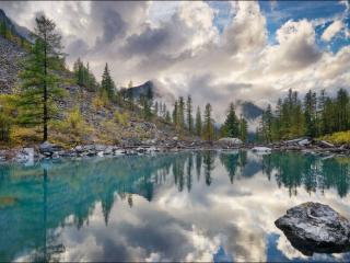 обои Бирюзовый цвет горного озера фото