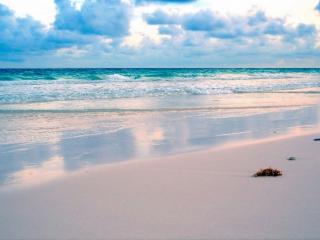 обои Голубые облака,   голубое море и белый песок фото